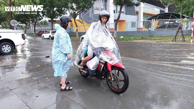 Mưa trắng trời, nhiều tuyến phố Đà Nẵng thành sông, giao thông hỗn loạn-7