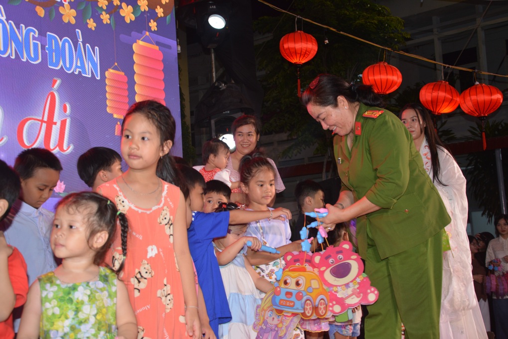 Hai con của người lao vào đám cháy cứu người được đỡ đầu đến 18 tuổi-2