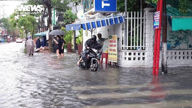 Mưa trắng trời, nhiều tuyến phố Đà Nẵng thành sông, giao thông hỗn loạn-8