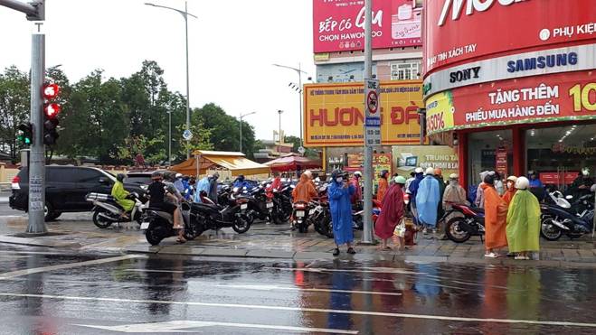 Mưa trắng trời, nhiều tuyến phố Đà Nẵng thành sông, giao thông hỗn loạn-9