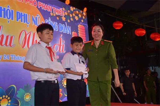Hai con của người lao vào đám cháy cứu người được đỡ đầu đến 18 tuổi