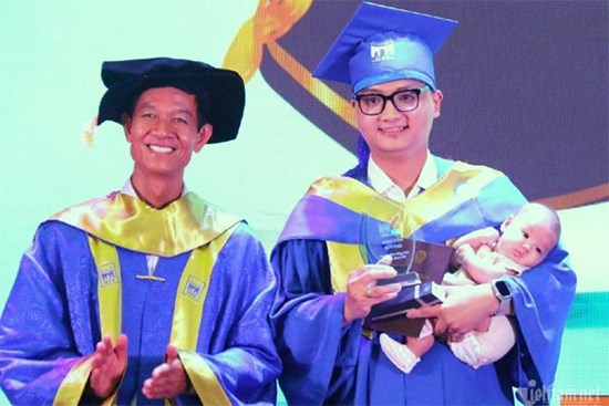 Nam sinh bế con 3 tháng tuổi lên nhận bằng tốt nghiệp đại học