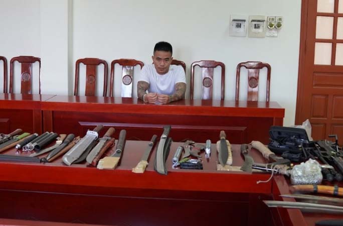 Ông trùm” cho vay nặng lãi sắm cả kho vũ khí”, ném chất bẩn vào nhà con nợ-1