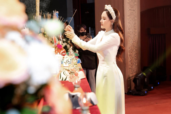 Nhan sắc Vy Oanh thay đổi ngỡ ngàng khi được chồng đại gia chở đi cúng Tổ nghề-5