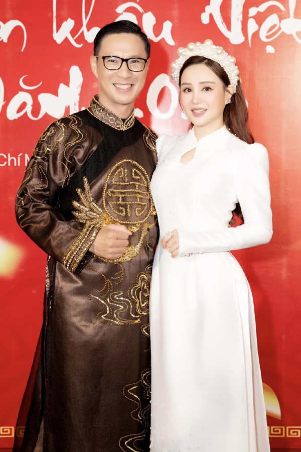 Nhan sắc Vy Oanh thay đổi ngỡ ngàng khi được chồng đại gia chở đi cúng Tổ nghề-6