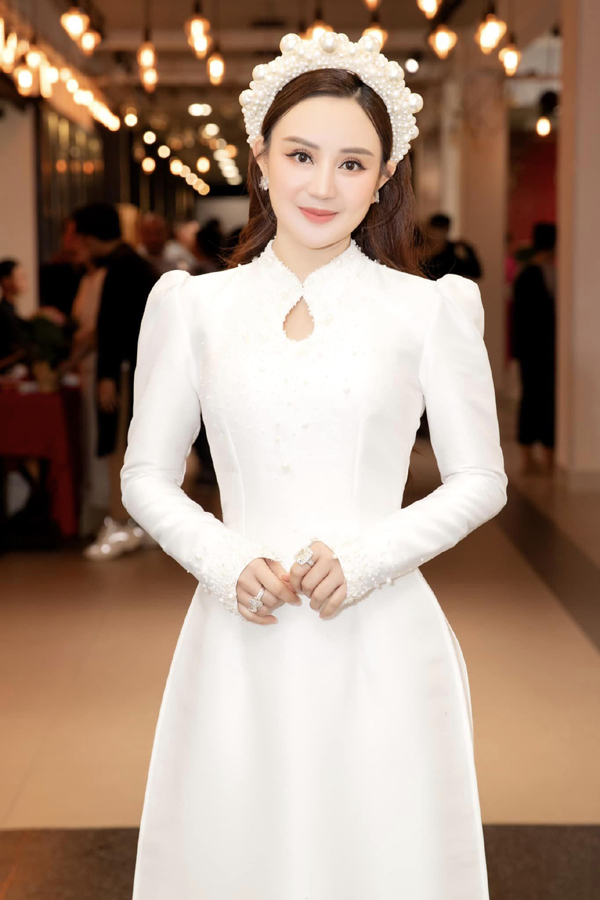 Nhan sắc Vy Oanh thay đổi ngỡ ngàng khi được chồng đại gia chở đi cúng Tổ nghề-7