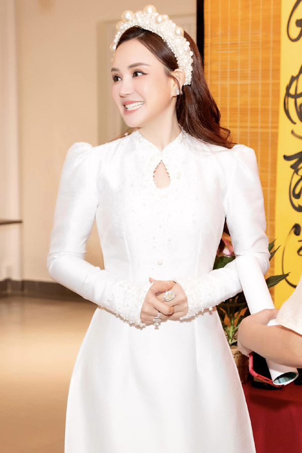 Nhan sắc Vy Oanh thay đổi ngỡ ngàng khi được chồng đại gia chở đi cúng Tổ nghề-8