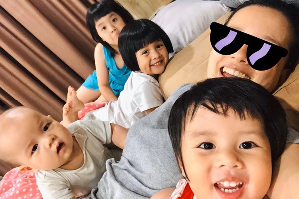 Thấy tóc trong đồ ăn, phản ứng trái ngược của 2 người mẹ cho thấy trẻ sẽ có EQ như thế nào-3