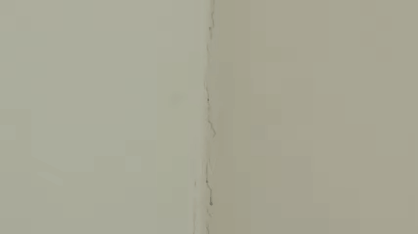 Chàng trai sốc khi chuyển từ phòng thuê sang penthouse 8 tỷ vẫn phải sống trong cảnh nhà dột, tường nứt-6