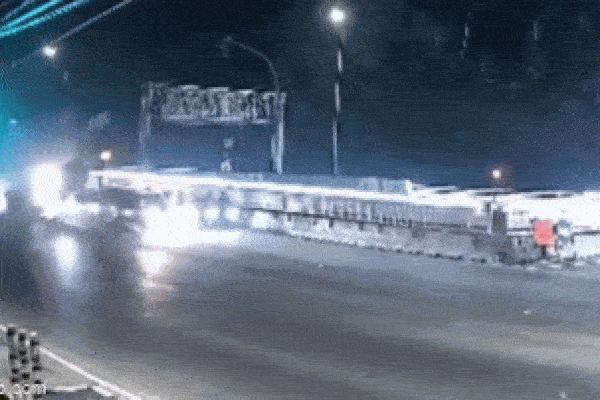 Mất phanh, xe đầu kéo đâm trúng 33 ô tô khiến 11 người bị thương-1