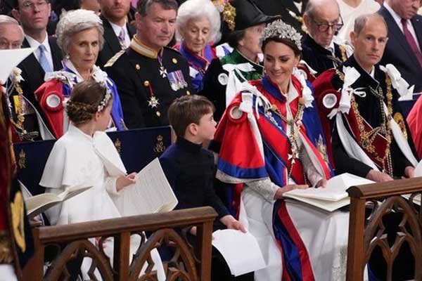 Vương phi Kate có mật mã bí mật để xoa dịu 3 con ở nơi công cộng, không cần quát mắng-2