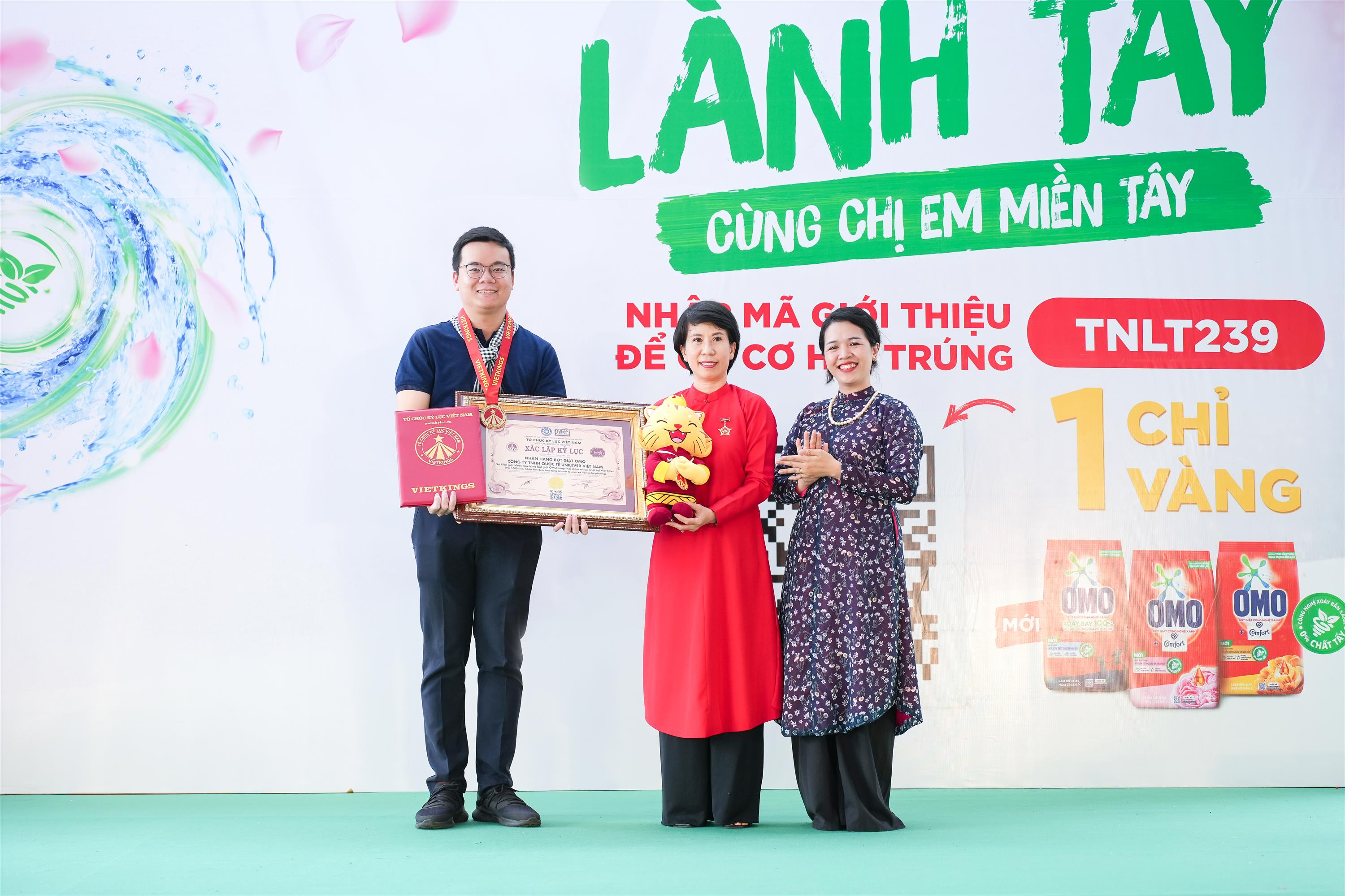 Xác lập kỷ lục Việt Nam giặt 1000 chiếc khăn rằn với bột giặt OMO-1