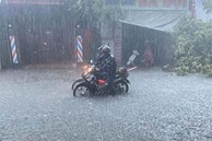 Áp thấp nhiệt đới khiến mưa trắng trời, Thừa Thiên-Huế cấm tàu thuyền ra khơi