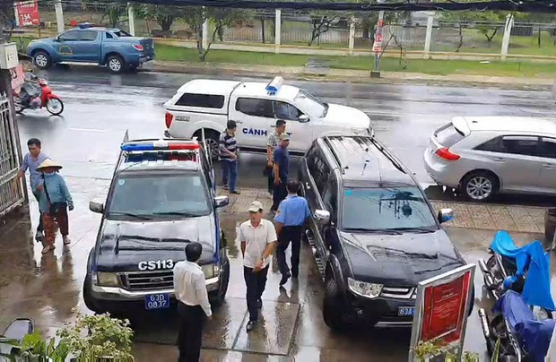 Cướp ngân hàng bất thành, đối tượng vứt súng bỏ chạy-1