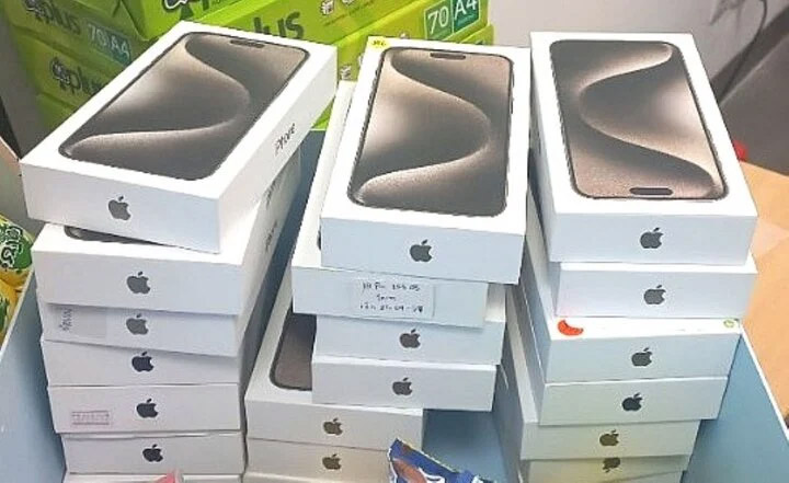 Phát hiện lô hàng iPhone 15 Pro Max nhập lậu qua sân bay Đà Nẵng-1