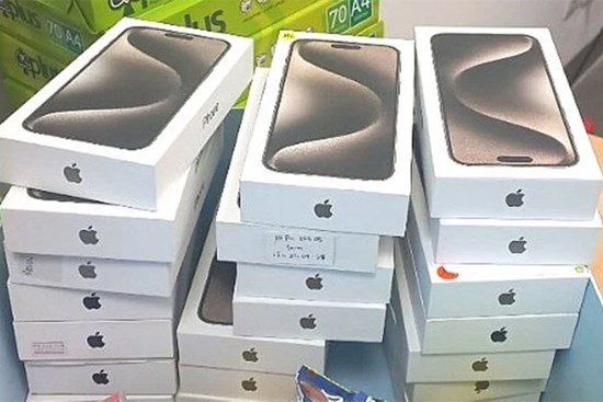 Phát hiện lô hàng iPhone 15 Pro Max nhập lậu qua sân bay Đà Nẵng