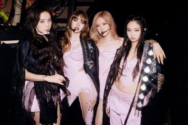 Sắc đen ngập tràn tủ đồ thu đông của BLACKPINK: Món nào nhìn cũng xịn, học theo là nâng cấp phong cách-16
