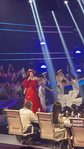 Vướng tranh cãi đăng tải bức hình dìm đàn chị Mỹ Tâm, Hoà Minzy phải gấp rút lên tiếng đính chính-2