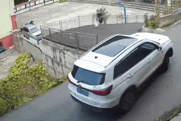 Clip: Nhầm chân ga, ô tô điện lao vào trạm xăng rồi bốc cháy dữ dội-1