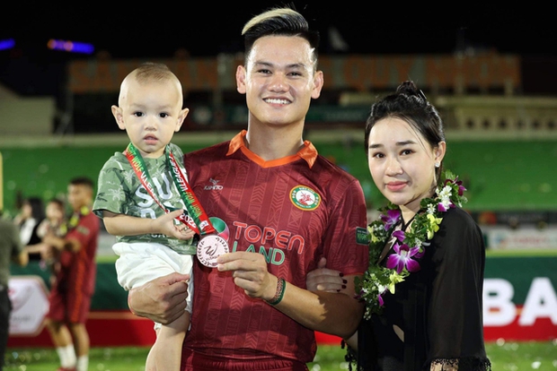 Chàng cầu thủ say đắm cô chủ tiệm spa: Cưới xong tặng Mẹc hơn 2 tỷ đồng, một năm sau flex” nhà xịn-1