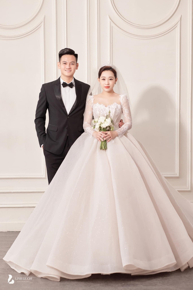 Chàng cầu thủ say đắm cô chủ tiệm spa: Cưới xong tặng Mẹc hơn 2 tỷ đồng, một năm sau flex” nhà xịn-3