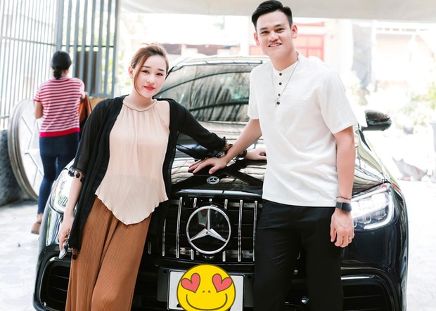 Chàng cầu thủ say đắm cô chủ tiệm spa: Cưới xong tặng Mẹc hơn 2 tỷ đồng, một năm sau flex” nhà xịn-4