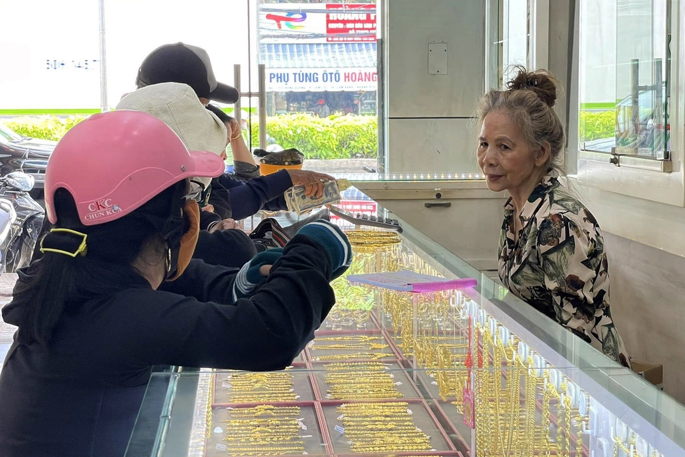 Bảo vệ ở tiệm vàng bị cướp: Hai đối tượng dí súng uy hiếp tôi-3