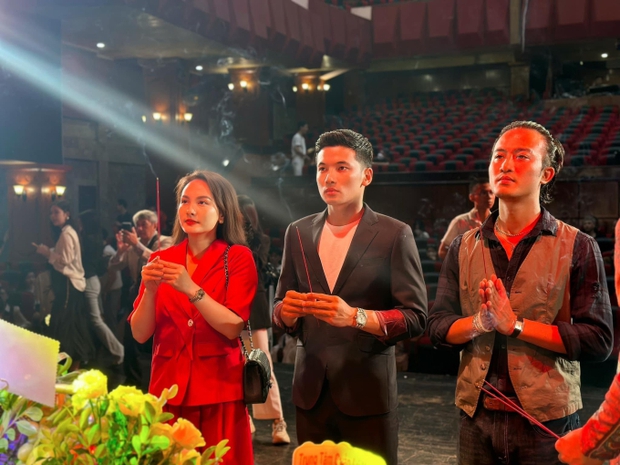 NS Hoài Linh lộ diện ở đền thờ Tổ 100 tỷ, Nam Thư cùng dàn sao tham dự ngày 1 giỗ Tổ ngành sân khấu-14