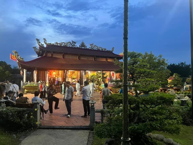 NS Hoài Linh lộ diện ở đền thờ Tổ 100 tỷ, Nam Thư cùng dàn sao tham dự ngày 1 giỗ Tổ ngành sân khấu-5