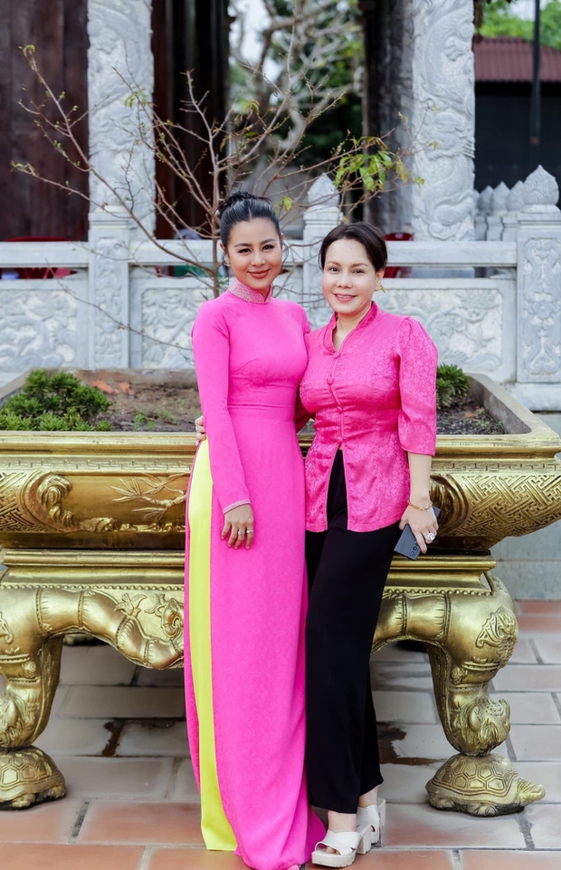 NS Hoài Linh lộ diện ở đền thờ Tổ 100 tỷ, Nam Thư cùng dàn sao tham dự ngày 1 giỗ Tổ ngành sân khấu-4