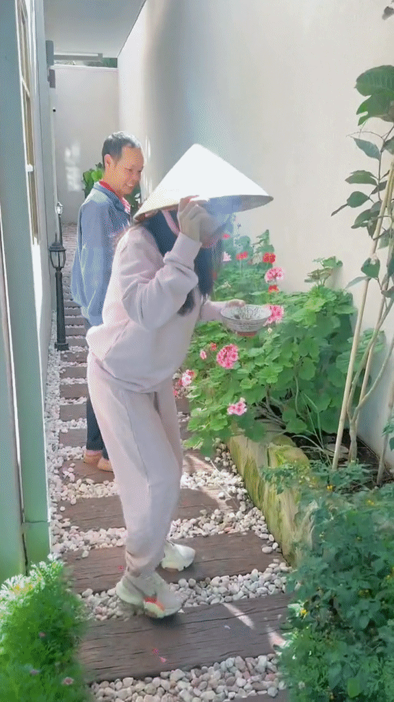 Mẹ đơn thân nổi tiếng khoe cảnh hái ớt mấy triệu một ký” trong vườn biệt thự-1