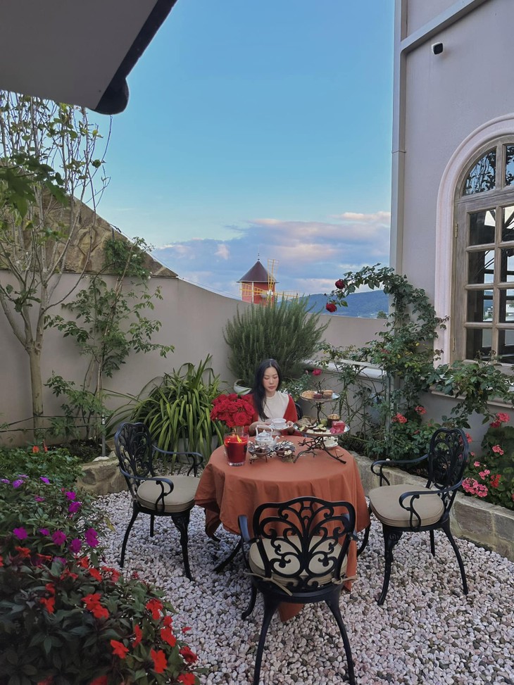 Mẹ đơn thân nổi tiếng khoe cảnh hái ớt mấy triệu một ký” trong vườn biệt thự-7