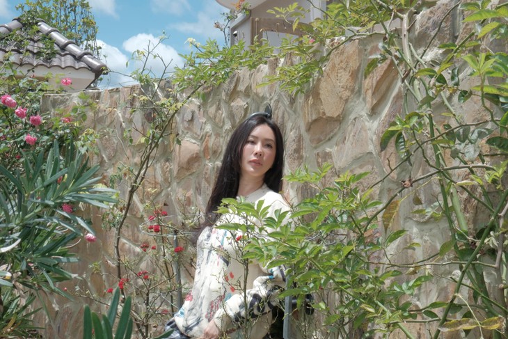 Mẹ đơn thân nổi tiếng khoe cảnh hái ớt mấy triệu một ký” trong vườn biệt thự-9