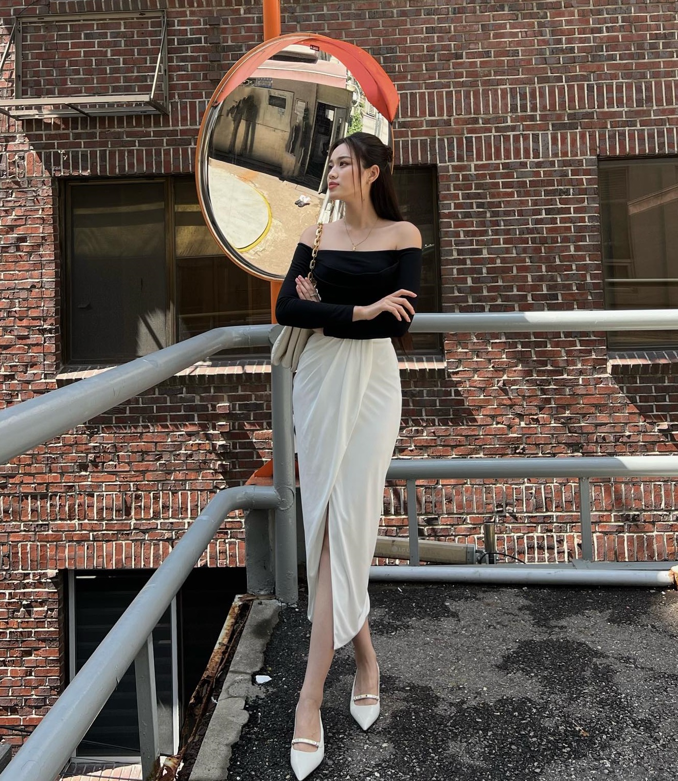 10 cách mặc chân váy dài trẻ trung như mỹ nhân Việt-9