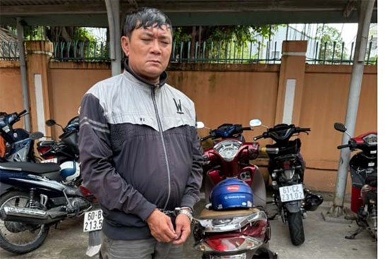 NÓNG: Bắt nghi phạm lừa đảo tráo hơn 500 tờ vé số của phụ nữ không tay, không chân