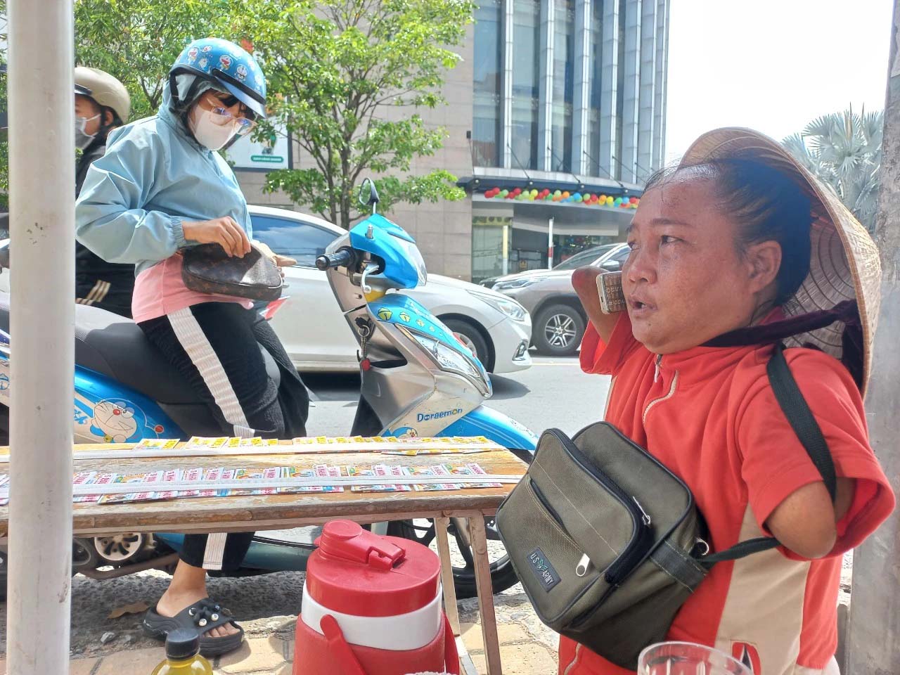 NÓNG: Bắt nghi phạm lừa đảo tráo hơn 500 tờ vé số của phụ nữ không tay, không chân-2