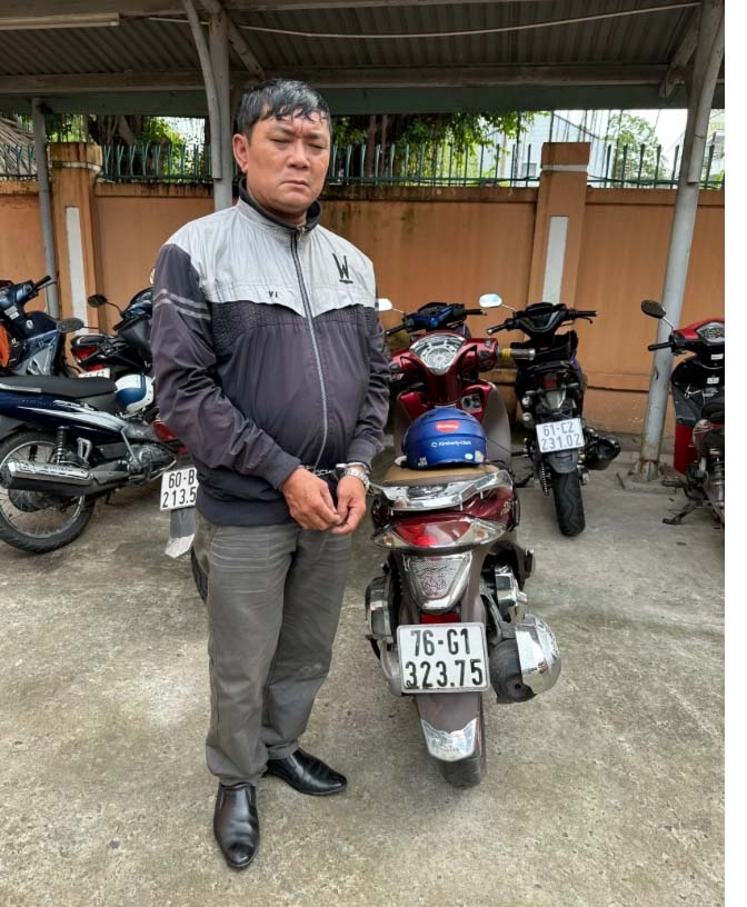 NÓNG: Bắt nghi phạm lừa đảo tráo hơn 500 tờ vé số của phụ nữ không tay, không chân-1