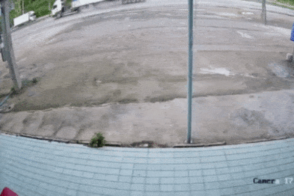 Xe tải rơi bánh khi đang chạy, đâm xuyên cửa kính ngôi nhà bên đường