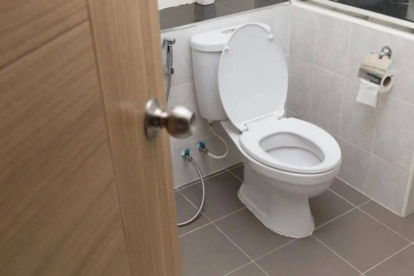 Đổ giấm trắng vào giấy vệ sinh có tác dụng gì?-2