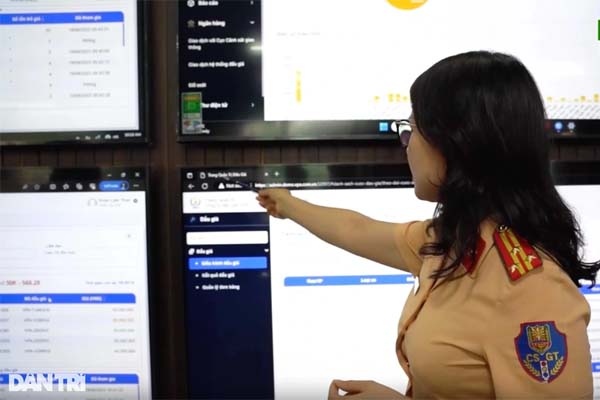 Video giông lốc cuốn bay rạp cưới ở Huế khiến người xem thót tim-2
