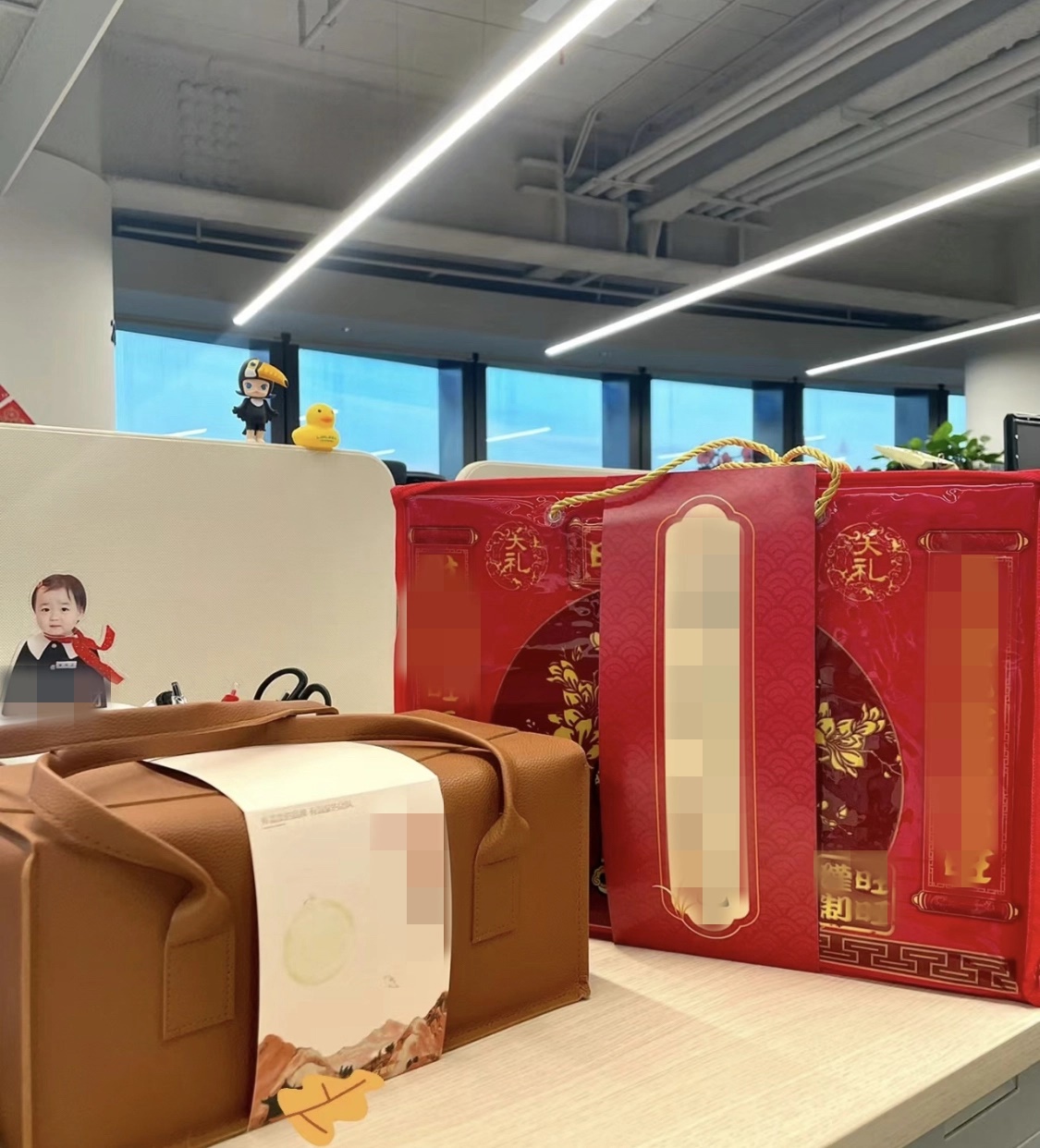 Công ty tặng thưởng Trung thu: Người không muốn nhận tiền, người thà không có quà-2