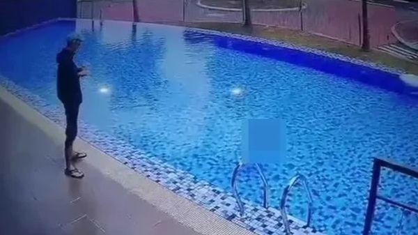 Bé gái 4 tuổi đuối nước thương tâm dưới hồ bơi, camera ghi lại thái độ của anh trai khiến cư dân mạng phẫn nộ-1