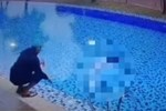 Bé gái 4 tuổi đuối nước thương tâm dưới hồ bơi, camera ghi lại thái độ của anh trai khiến cư dân mạng phẫn nộ
