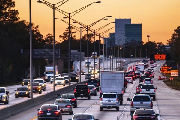 Bé trai 12 tuổi lấy trộm xe nâng, cảnh sát truy đuổi khắp phố-1