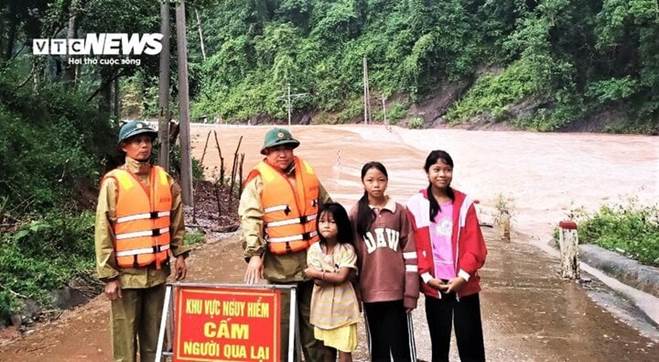 Mưa lớn, nhiều nơi ở miền Trung bị chia cắt, người dân di dời trong đêm-1
