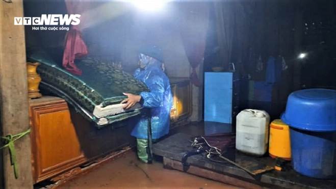 Mưa lớn, nhiều nơi ở miền Trung bị chia cắt, người dân di dời trong đêm-2