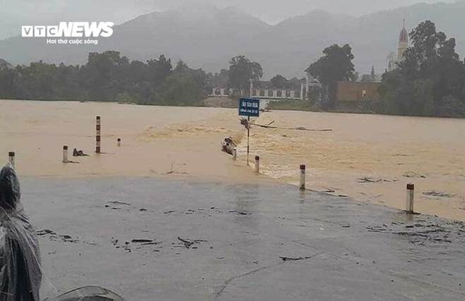 Mưa lớn, nhiều nơi ở miền Trung bị chia cắt, người dân di dời trong đêm-3