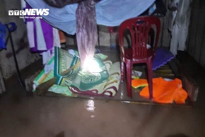 Mưa lớn, nhiều nơi ở miền Trung bị chia cắt, người dân di dời trong đêm-4