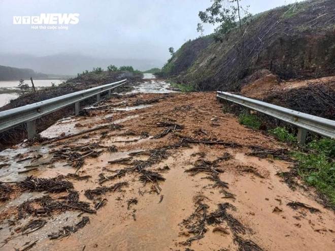 Mưa lớn, nhiều nơi ở miền Trung bị chia cắt, người dân di dời trong đêm-7