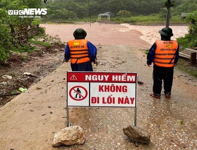 Mưa lớn, nhiều nơi ở miền Trung bị chia cắt, người dân di dời trong đêm-9